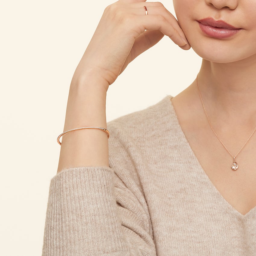 Round Cut Diamond Bangle Bracelet For Everyday Luxury